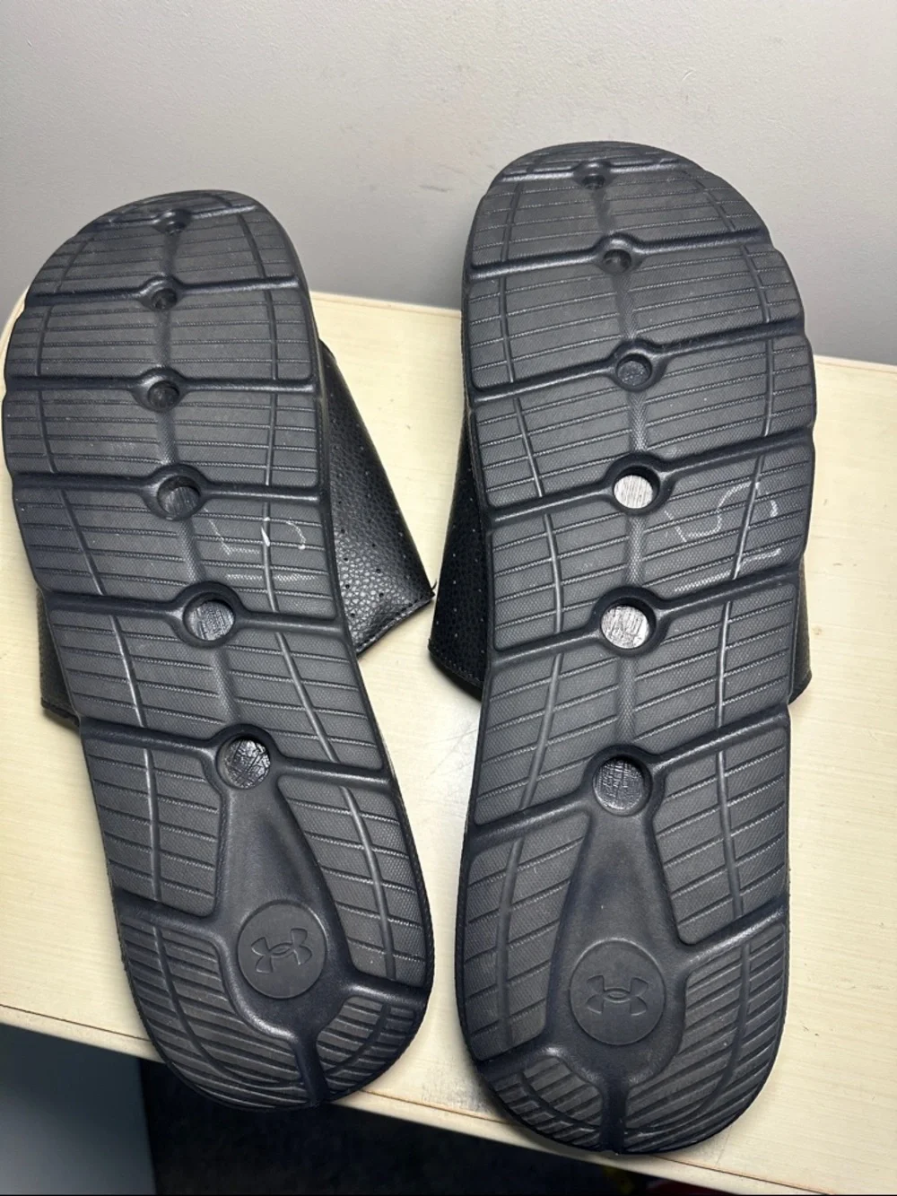 Under Armour Black and White ignite pro Slide rare size 17 Sandals